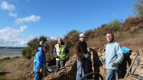 photo groupe - travaux de restauration de l'abri douanier de Saint Guimont