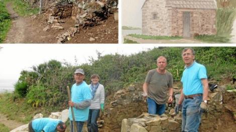 photo des bénévoles en plein nettoyage de l'abris douanier de Saint-Guimont