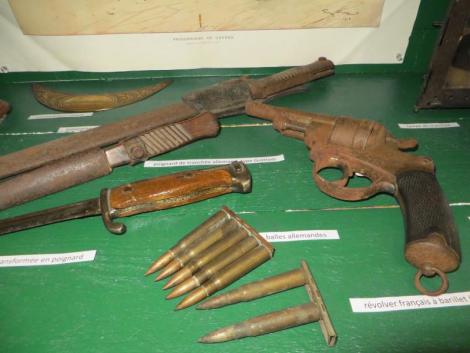 photo - vitrine, armes, munitions, baionette 