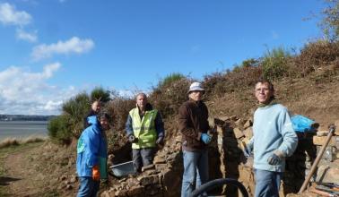 photo groupe - travaux de restauration de l'abri douanier de Saint Guimont