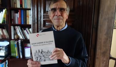 L'auteur avec le projet de couverture du livre