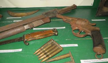 photo - vitrine, armes, munitions, baionette 